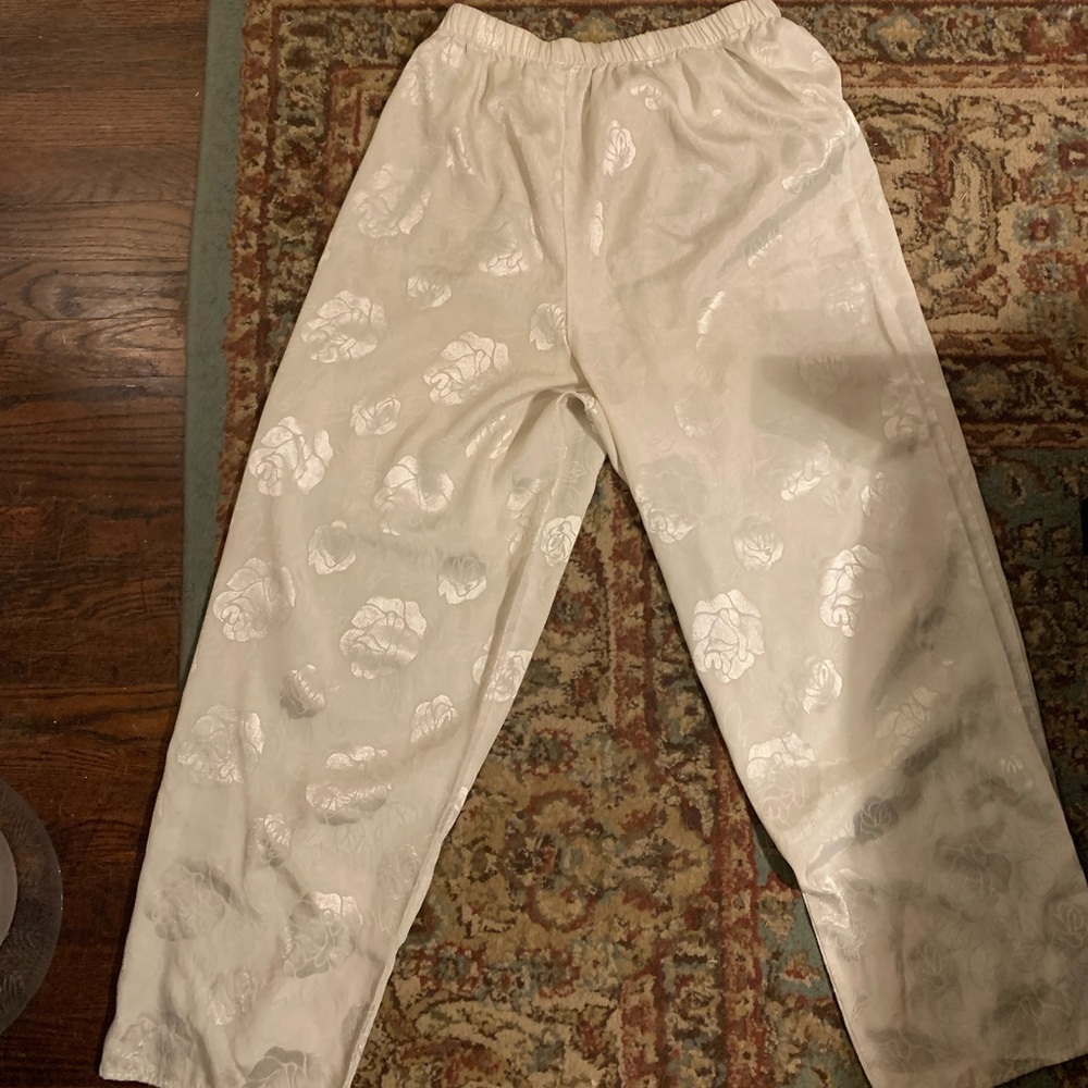 Silky white pants with rose pattern